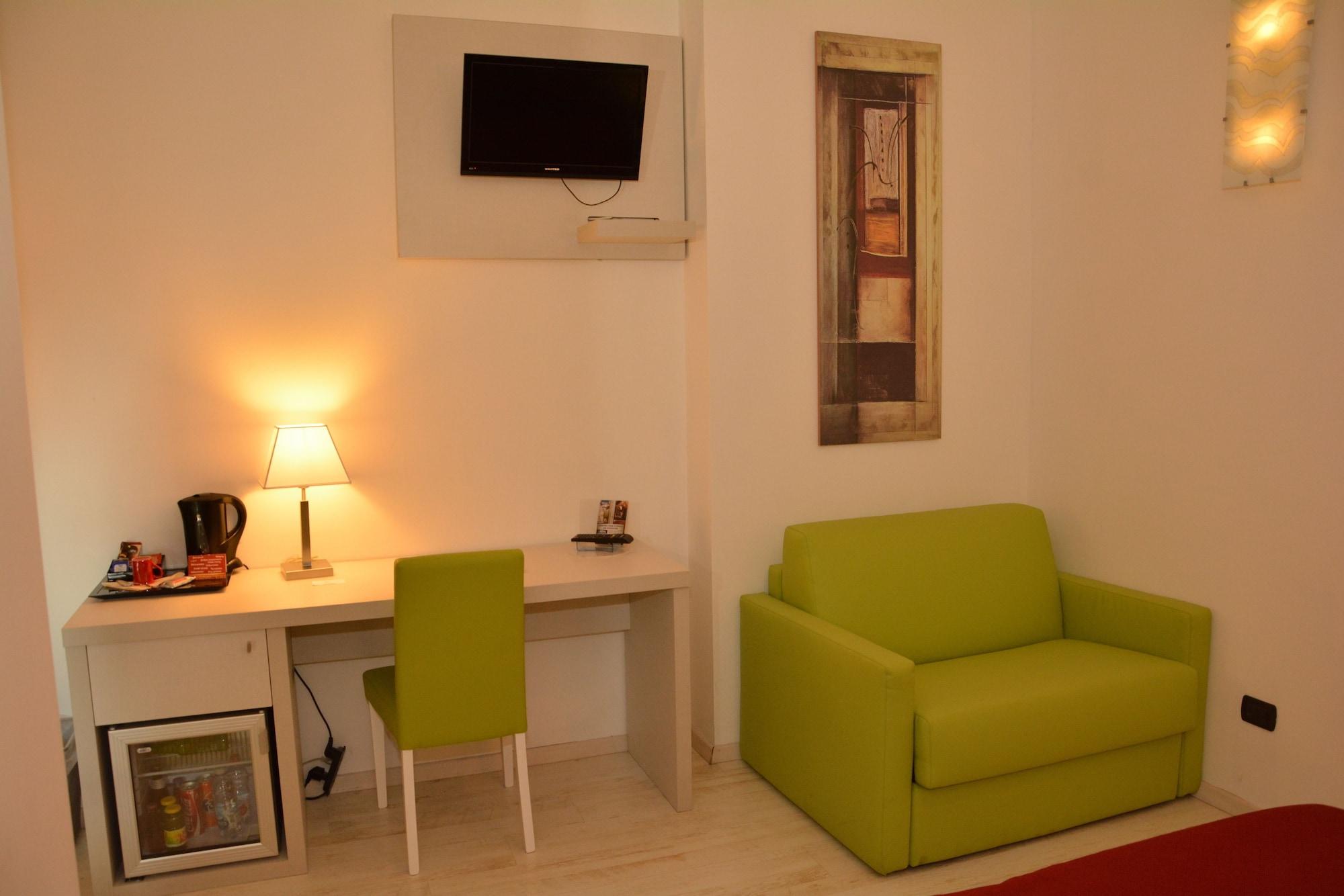 Hotel Villa Glicini Пинероло Екстериор снимка