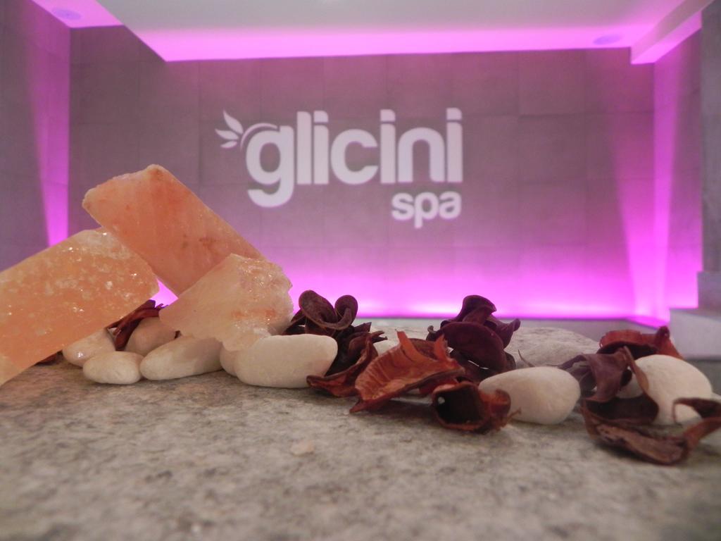 Hotel Villa Glicini Пинероло Екстериор снимка