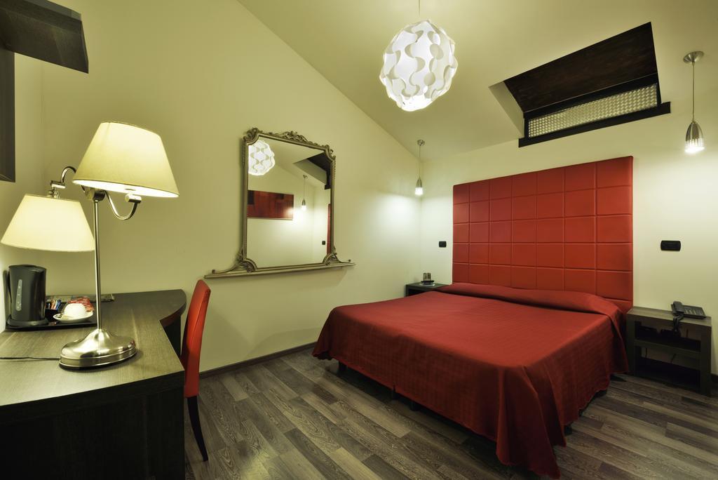 Hotel Villa Glicini Пинероло Екстериор снимка